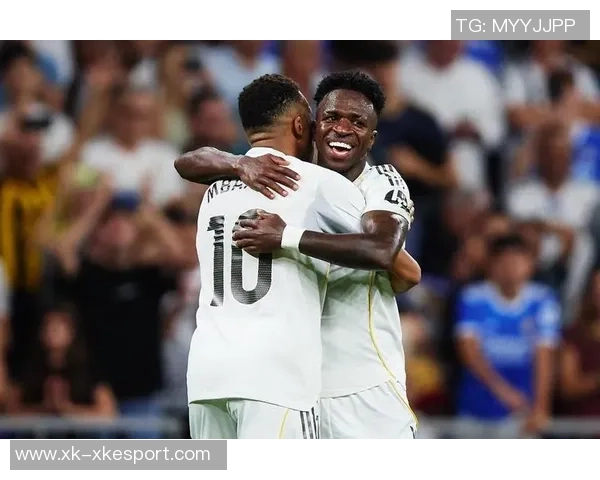 维尼修斯双响助力球队胜利分享伯纳乌的精彩时刻与球迷共庆