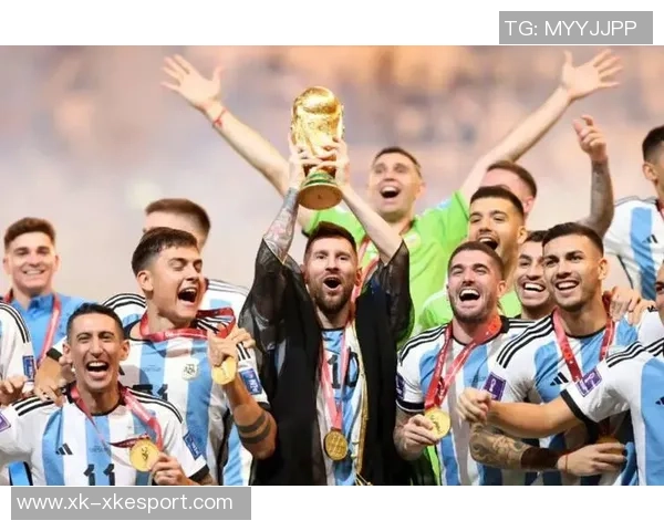 阿尔瓦雷斯与梅西迪马利亚合影庆祝世界杯夺冠三周年纪念